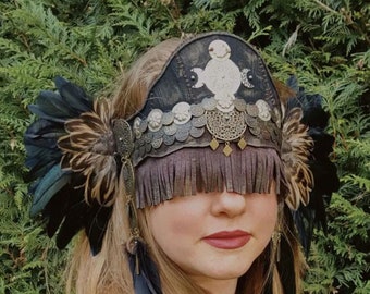 Coiffe "L'Ombre de la Völva" aux plumes et bandeau noir et frange en cuir coiffure  pagan druide sorcière rituel gn unisexe