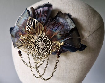 Pince Amena aux plumes marron et noir avec son bijou bronze surmonté de perle de grenat accessoire de coiffure nature pagan