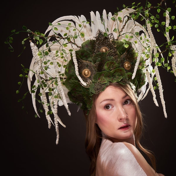 Coiffe  "Eostre Déésse du printemps" coiffe aux plumes blanches et plantes vertes druidesse mage festival costume scène spectacle