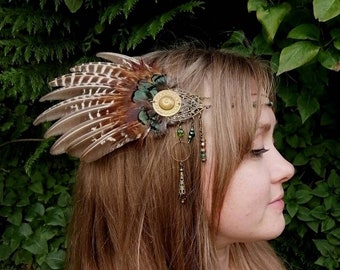 Tiare Guardian with green and brown feathers with pearls aventurin hairstyle pagan Shaman tribal witch fusion ritual gn larp, costume scene