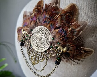 Pince Amena aux plumes marron avec son bijou tribal surmonté de perle d onyx accessoire de coiffure nature pagan