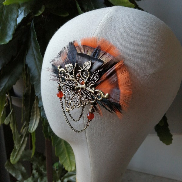 Pince Amena Steampunk aux plumes orange et marron accessoire de coiffure cheveux élégance soirée mariage cérémonie rouage engrenage