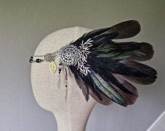 Tiare Gardienne Shamanique aux plumes grise et noire, bijoux argenté obsididiennz doré coiffure pagan Chaman sorcière tribal fusion rituel