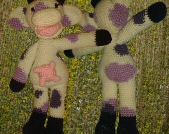 Grande vache mauve et blanche, amatrice de chocolat au lait, doudou en crochet