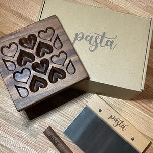 Ravioli Making Gift Box – Heart-Shaped Mold, Personalized Bench Scraper and Mini Rolling Pin – Perfect for Foodies and Pasta Lovers!