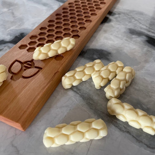 Wabenstrukturbrett aus Holz für Gnocchi & Pasta