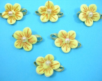 LOT  6 APPLIQUES TISSUS  : fleur polaire jaune 20mm