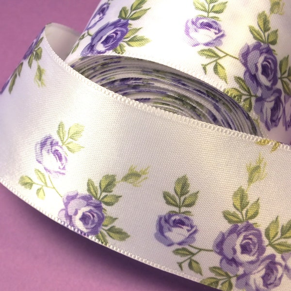 RUBAN SATIN : blanc motif  rose violette largeur 40mm longueur 100cm