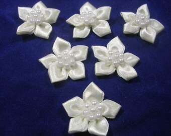 LOT 6 APPLIQUES TISSUS  : fleur blanche avec perles 25mm (03)