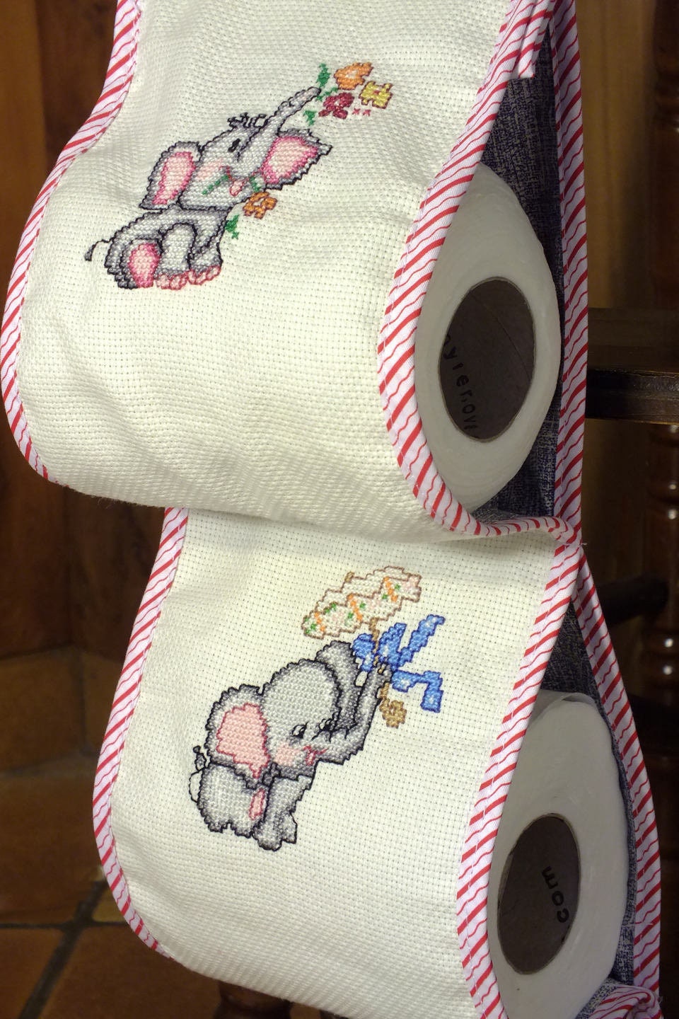 Porte Rouleaux Papier Toilette Brodé Point Croix Madame Elephant