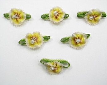 LOT  6 APPLIQUES TISSUS  : fleur jaune/blanche + 1 perle 15mm