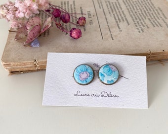 puces d’oreilles aux motifs floraux