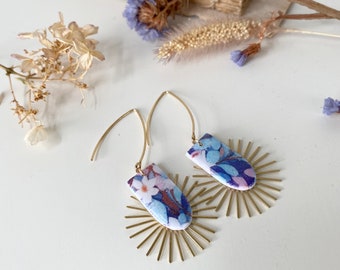 Solar earrings with floral motifs