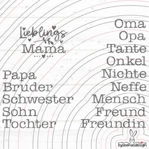 Puede incluir: Un diseño circular con líneas concéntricas y texto en alemán. Las palabras incluyen "Lieblings Mama, Papa, Bruder, Schwester, Sohn, Tochter, Oma, Opa, Tante, Onkel, Nichte, Neffe, Mensch, Freund, and Freundin."