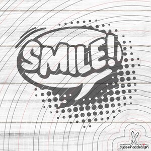 Könnte beinhalten: Schwarz-weiß Grafikdesign mit dem Wort "SMILE!" in einer Sprechblase. Das Design beinhaltet einen Halbton-Effekt und gebogene Linien, vor einem weißen Holzmaserungshintergrund.