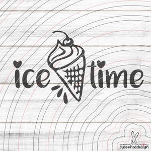 Könnte beinhalten: Schwarz-weiße Grafik einer Eistüte mit den Worten "ice time". Das Eis hat eine Kirsche oben drauf und tropft. Der Hintergrund hat ein Holzmaserungsmuster mit konzentrischen Kreisen.