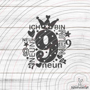 Könnte beinhalten: Schwarz-weißes Grafikdesign mit dem Text "ICH BIN NEUN" und der Zahl 9. Das Design beinhaltet eine Krone, Herzen, Sterne und das Wort "neun" wiederholt um die Zahl.