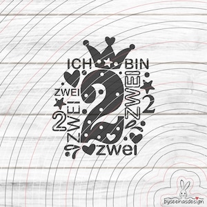 Może przedstawiać: Czarno-biała grafika z cyfrą "2", koroną, sercami, gwiazdami i słowem "ZWEI". Tekst "ICH BIN ZWEI" jest również dołączony. Projekt znajduje się na białym tle z usłojeniem drewna.
