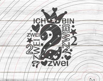 Op de afbeelding: Zwart-wit grafisch ontwerp met het nummer "2", een kroon, harten, sterren en het woord "ZWEI". De tekst "ICH BIN ZWEI" is ook opgenomen. Het ontwerp staat op een witte houtnerf achtergrond.