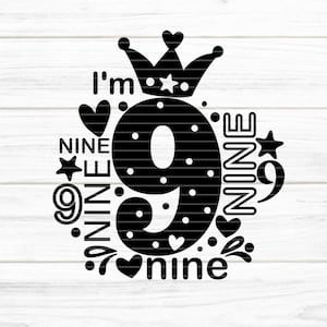 Könnte beinhalten: Schwarz-weißes Grafikdesign mit der Zahl neun, umgeben von Herzen, Sternen und den Worten "I'm Nine" und "Nine".