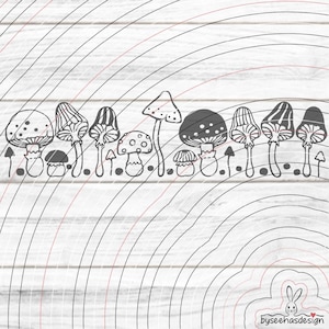 Könnte beinhalten: Eine schwarz-weiße digitale Illustration mit einer horizontalen Reihe verschiedener Pilzformen mit unterschiedlichen Hutmustern, einschließlich Punkten und Streifen, vor einem Hintergrund aus konzentrischen Regenbogenbögen und dem Text byseehasdesign.