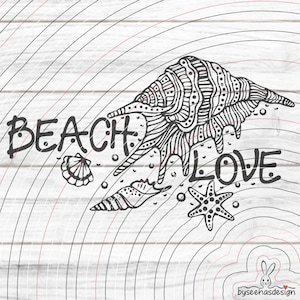 Könnte beinhalten: Schwarz-weiße Strichzeichnung mit den Worten "BEACH LOVE" und Illustrationen von Muscheln und einem Seestern. Das Design befindet sich auf einem weißen Holzmaserungshintergrund mit gebogenen Linien.