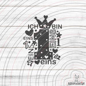 Könnte beinhalten: Schwarz-weißes Grafikdesign mit der Zahl 1, einer Krone, Herzen, Sternen und den deutschen Wörtern "Ich bin eins" und "eins". Das Design befindet sich auf einem weißen Hintergrund mit gebogenen Linien.