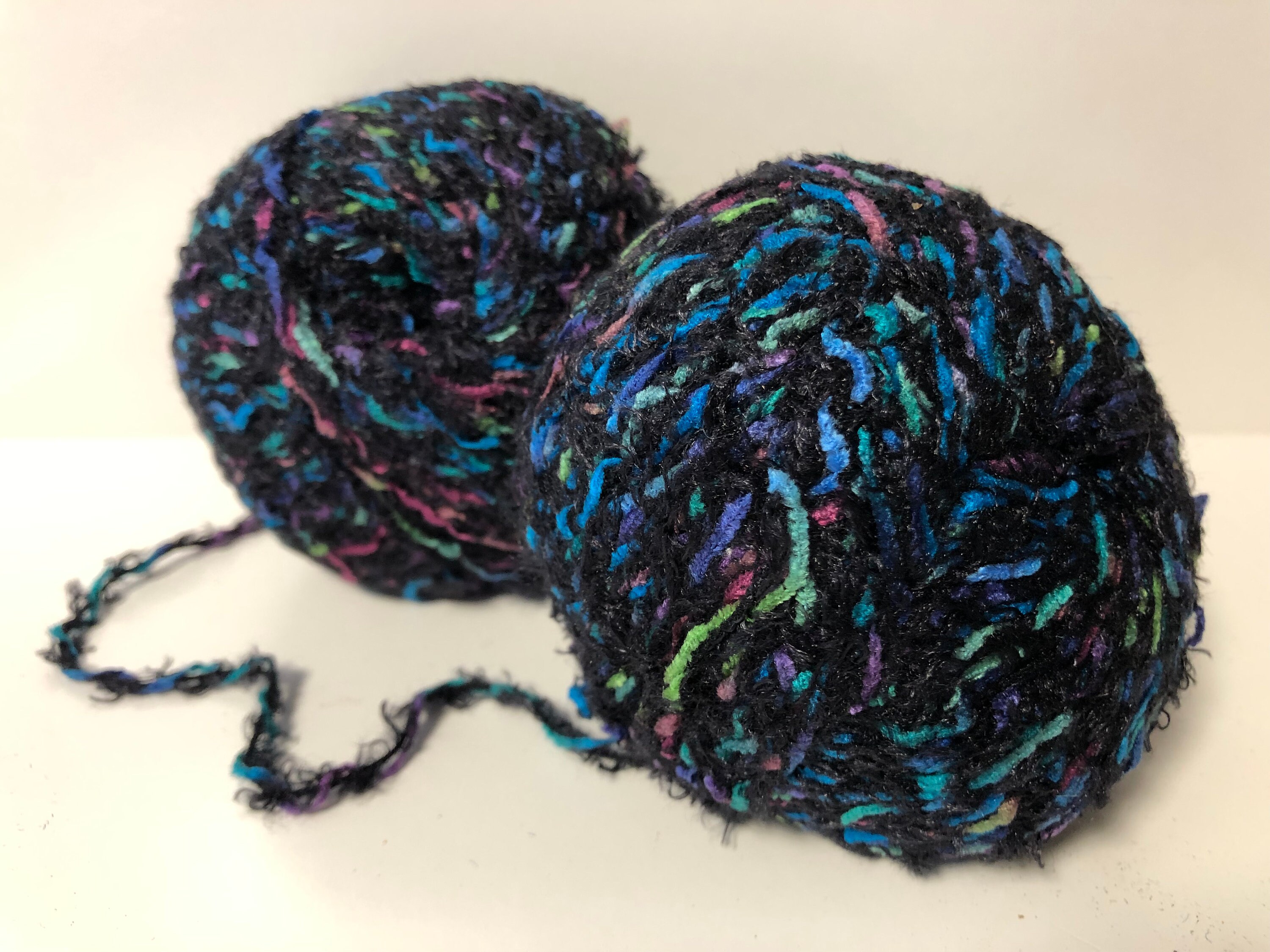 Lot De 10 Pelotes De Laine Fourrure Et Velours Acrylique - Coloris Bleu Et Noir, Fantaisie