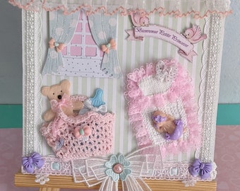 pièce Rare Tableau  /Vitrine  sur toile   bébé fille  20CMX20CM    0,5cm épaisseur     ou plaque porte  Véritables mini layettes tricotées,