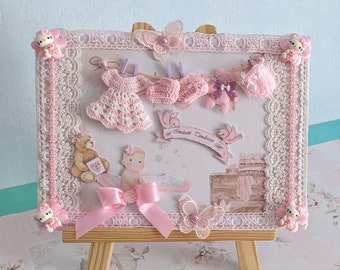 Tableau bébé sur toile (24cmx19cm et 0,5cm épaisseur )     100% Fait main,   plaque porte  Véritables mini layettes tricotées, Pièce Unique