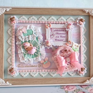 PROMO Exceptionnelle  Cadre/Vitrine /tableau   bébé fille (sans vitre vu les épaisseurs)avec  mini layettes  Pièce Unique.  27CMX21CMX1,5CM