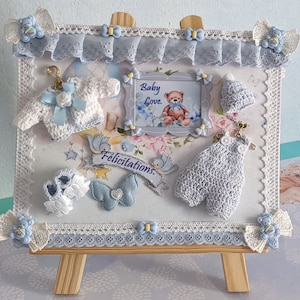 PROMO Exceptionnelle Tableau bébé sur toile  (24cmx19cm et 0,5cm épaisseur ) 100% Fait main   mini layettes tricotées, Pièce Unique