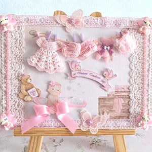 PROMO Exceptionnelle Tableau bébé sur toile  (24cmx19cm et 0,5cm épaisseur )     100% Fait main,   avec véritables mini layettes