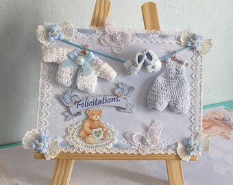 Tableau bébé sur toile (22cmx16cm et 0,5cm épaisseur )     100% Fait main, ou plaque porte  Véritables mini layettes tricotées, Pièce Unique