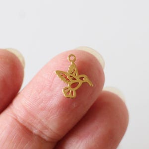 2 mini colgantes de colibrí en acero inoxidable tono dorado, 12 x 12 mm