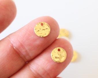 6 round charms in hammered gold stainless steel, 8 mm