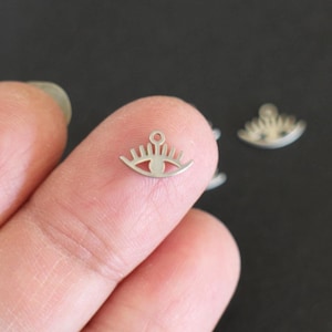 シルバーステンレススチール製のミニチゼルアイチャーム4個、10 x 7 mm