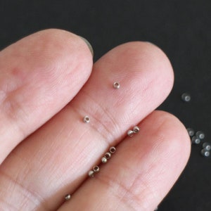 100 små 1,5 mm silverfärgade krymppärlor i rostfritt stål