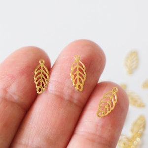 10 engraved leaf charms in gold-plated stainless steel, 13 x 5.5 mm