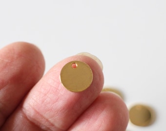 6 round charms in gold-plated stainless steel, 10 mm