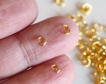 50 anillas abiertas redondas de acero inoxidable chapado en oro, 4 mm