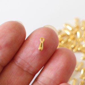 10 kleine druppelvormige bedeltjes van verguld roestvrij staal, 7,5 x 2,5 mm