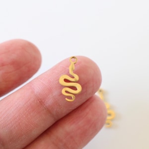 2 pingentes de cobra em aço inoxidável banhado a ouro, 17 x 8 mm
