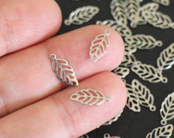 20 grawerowanych zawieszek w kształcie liści ze stali nierdzewnej w kolorze srebrnym, 13 x 5,5 mm