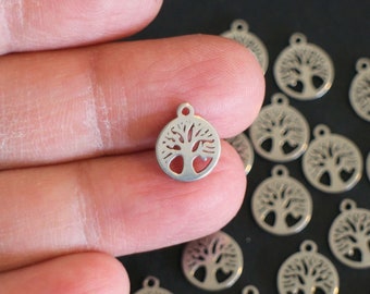 Seis colgantes redondos del árbol de la vida, finamente elaborados en acero inoxidable plateado, de 12 x 10 mm.