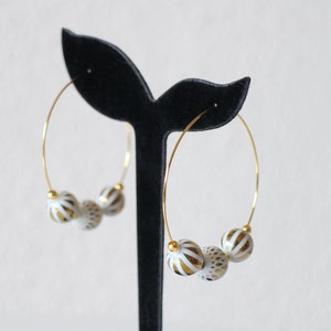 Stainless steel hoop earrings with white and gold printed glass beads - Handmade
