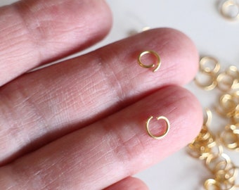 50 anillos abiertos redondos de acero inoxidable chapado en oro, 6 mm