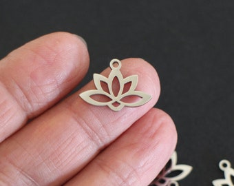 4 colgantes de loto grabados en acero inoxidable plateado, 18,5 x 14 mm