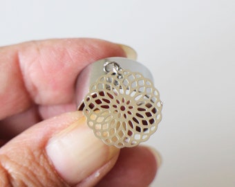 Anello Fiore in Acciaio con Dettaglio Nero Inossidabile - Eleganza e Dolcezza