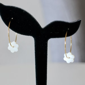 Gold stainless steel hoop earrings with white mother-of-pearl flowers - Handmade